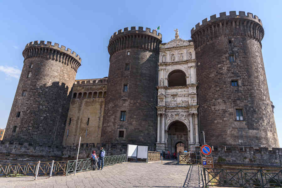 022 - Italia - Nápoles - castillo Nuevo o Maschio Angioino.jpg